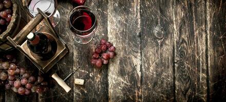 vinho fundo. vermelho vinho com óculos com uvas. foto