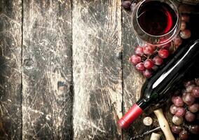 vinho fundo. vermelho vinho com óculos com uvas. foto