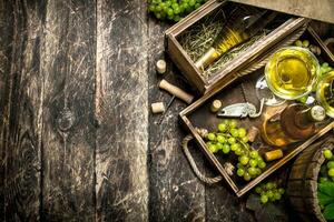 branco vinho com fresco uvas em a velho bandeja. foto