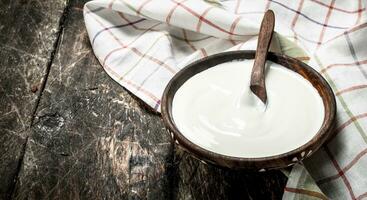 natural iogurte dentro uma tigela. foto