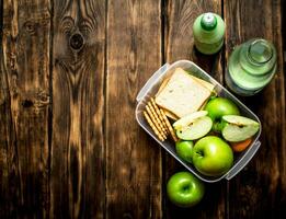 sanduíches, fruta e uma leite mexe a partir de kiwi. foto