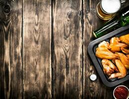 defumado frango asas com Cerveja foto