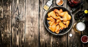 defumado frango asas com Cerveja foto