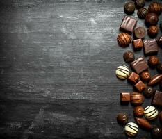 chocolates. em de madeira fundo. foto