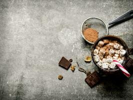 quente chocolate com marshmallows e amargo chocolate. foto