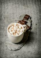 quente chocolate com marshmallows e amargo chocolate. foto