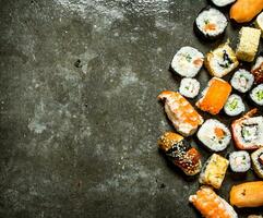 diferente Sushi e rolos com frutos do mar. foto