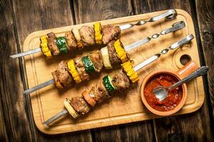 shish Kebab do carne e legumes com a molho. foto