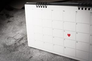 coração vermelho em 14 de fevereiro no calendário, o conceito de dia dos namorados. foto