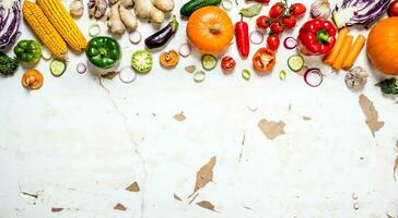 saudável cru Comida . fresco orgânico legumes com ervas. foto