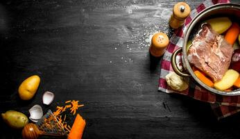 sopa com carne, legumes e especiarias. foto