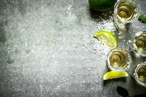 tequila com Lima e sal. foto