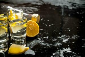 óculos com vodka e limão. foto