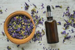 óleo essencial de lavanda e flores na mesa com espaço de cópia foto