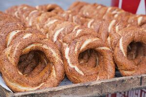 turco bagel simit vendendo em rua foto