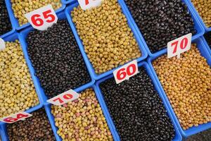 baldes do azeitonas para venda rua Comida mercado foto