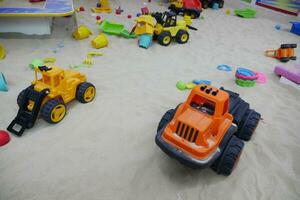 areia e colorida brinquedos dentro uma Parque infantil dentro de casa. foto