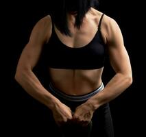 garota de aparência atlética segura um kettlebell de ferro na frente dela foto