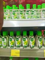 mão desinfetante gel produtos exibido dentro supermercados foto