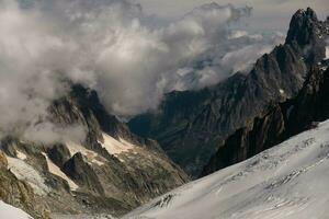 a mont blanc montanha alcance visto a partir de punta Hellbronner dentro Julho 2023 debaixo a neve foto