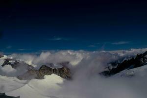 a montanha alcance do mont blanc coberto com neve às punta Hellbronner dentro cortesão dentro a aosta vale dentro Julho 2023 foto