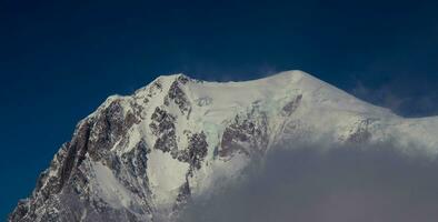 a Nevado pico do mont blanc dentro a italiano Alpes visto a partir de punta Hellbronner dentro Julho 2023 foto
