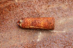 velho oxidado bala invólucro a partir de a segundo mundo guerra, soviético artilharia concha. horizontal foto