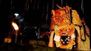 barong dança encenado para comemoro Saraswati festa dia, noite dia. balinesa dança e dançarino, assustador foto