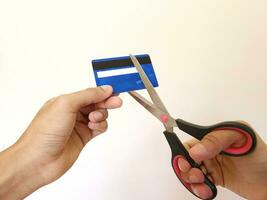 cortar crédito cartão com tesouras para Pare para pagar dinheiro proteger crise custo foto