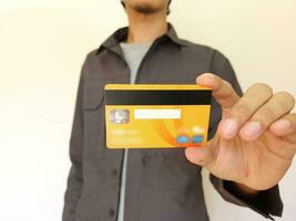 homem segurando e mostrando a laranja crédito cartão foto