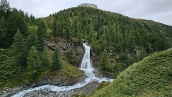 paisagens do livigno dentro Valtellina com cachoeiras e rios e coberto de neve montanha picos dentro agosto 2023 foto