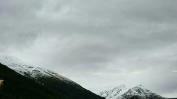 coberto de neve montanha picos dentro livigno, dentro Valtellina último verão foto