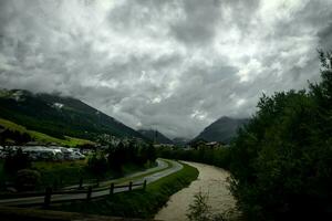 esplêndido paisagens do livigno dentro Valtellina com Está montanhas dentro a verão do 2023 foto