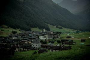 panorama do a Cidade do livigno, uma montanha Vila dentro Valtellina em a fronteira com Suíça dentro julho, verão 2023 foto
