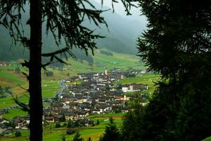 panorama do a Cidade do livigno, uma montanha Vila dentro Valtellina em a fronteira com Suíça dentro julho, verão 2023 foto