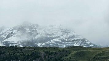 coberto de neve montanha picos dentro livigno, dentro Valtellina último verão foto