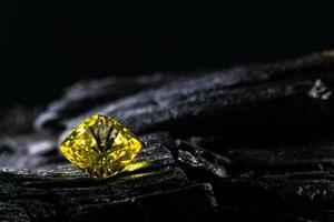 amarelo diamante. a precioso pedra preciosa foto