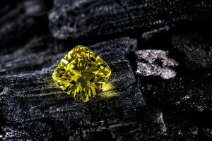 amarelo diamante. a precioso pedra preciosa foto