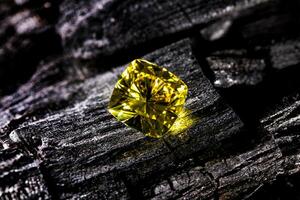 amarelo diamante. a precioso pedra preciosa foto