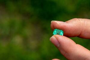 natural esmeralda pedra dentro mão foto