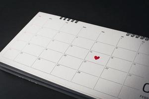 coração vermelho em 14 de fevereiro no calendário, o conceito de dia dos namorados.