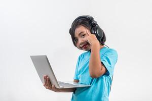 menina usando computador portátil e lição de escuta online. foto