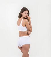 mulher bonita com corpo saudável em fundo branco. foto