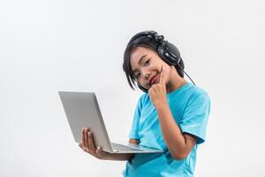 menina usando computador portátil e lição de escuta online. foto