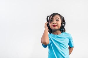 menina ouvindo música em fones de ouvido sem fio. foto