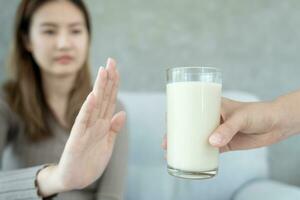 leite alérgenos, doente triste pouco saudável eu vou alérgico mulher, escorrendo abafado dolorido nariz Sofra a partir de intolerância alergia desencadear sintomas. abdominal dor, alérgenos, noz proteína, irritação na pele, morte, Comida alergia foto