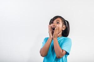 menina agindo grito em estúdio tiro. foto