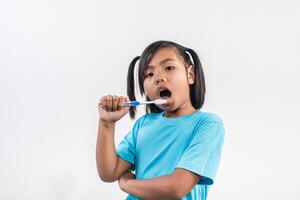 menina escovando os dentes em estúdio foto