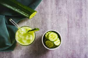 fresco pepino limonada dentro uma vidro em a mesa topo Visão foto