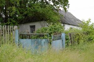 bela casa de fazenda antiga e abandonada no campo foto